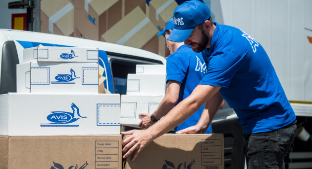 Мужчина с коробками