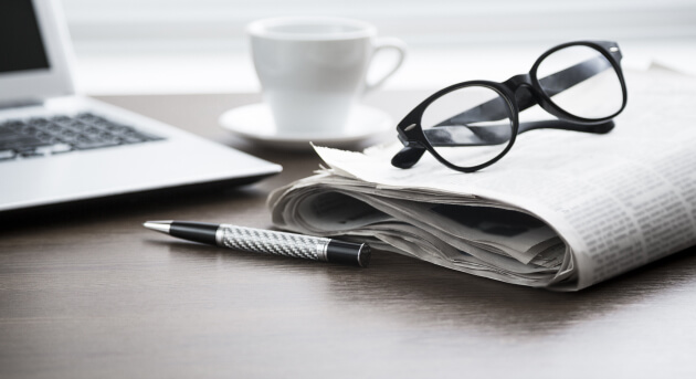 Газета и очки
