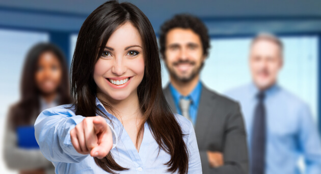 Женщина указывает